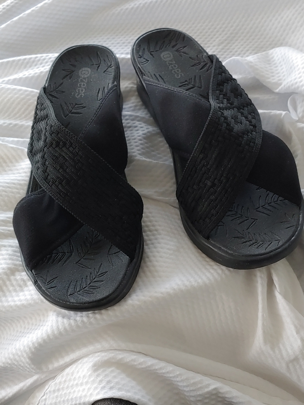 Bzees Women's Black Crisscross Slide Sandals Size 10